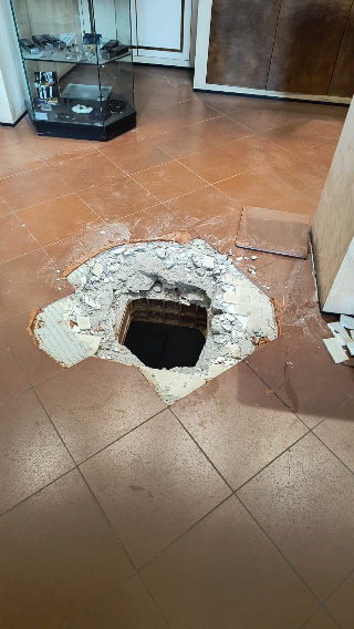 Colpo bis della banda del buco in una gioielleria: bottino da 300mila euro